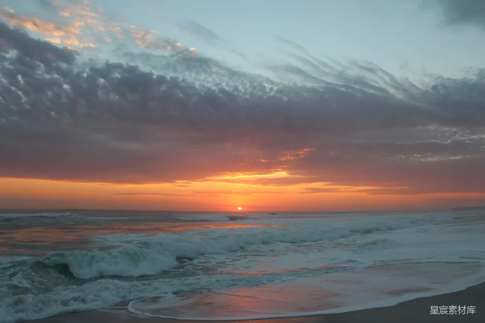 高清摄影 夕阳下海浪拍打着海岸