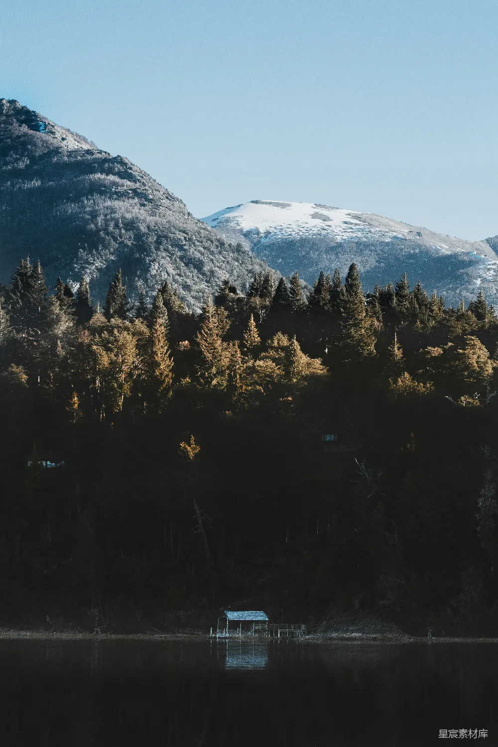 高清摄影 旅行 壁纸 自然 一个被树木环绕的湖泊，背景是高山。