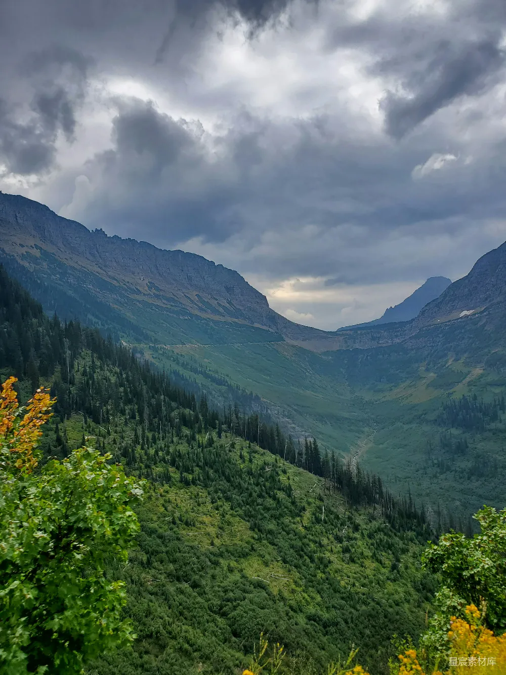 高清摄影 山谷远景，山峦在背景中
