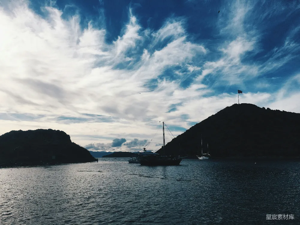 高清摄影 背景中有小船和山的水域