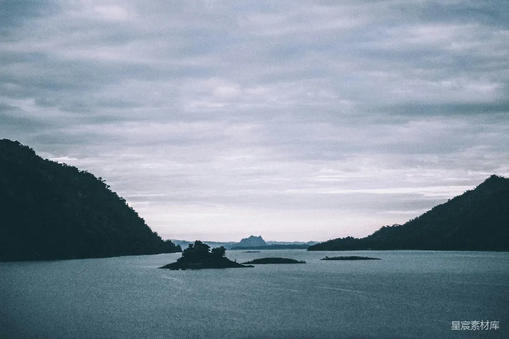 高清摄影 自然风光 宁静 湖景 孤岛 山脉 岛的灰度照片