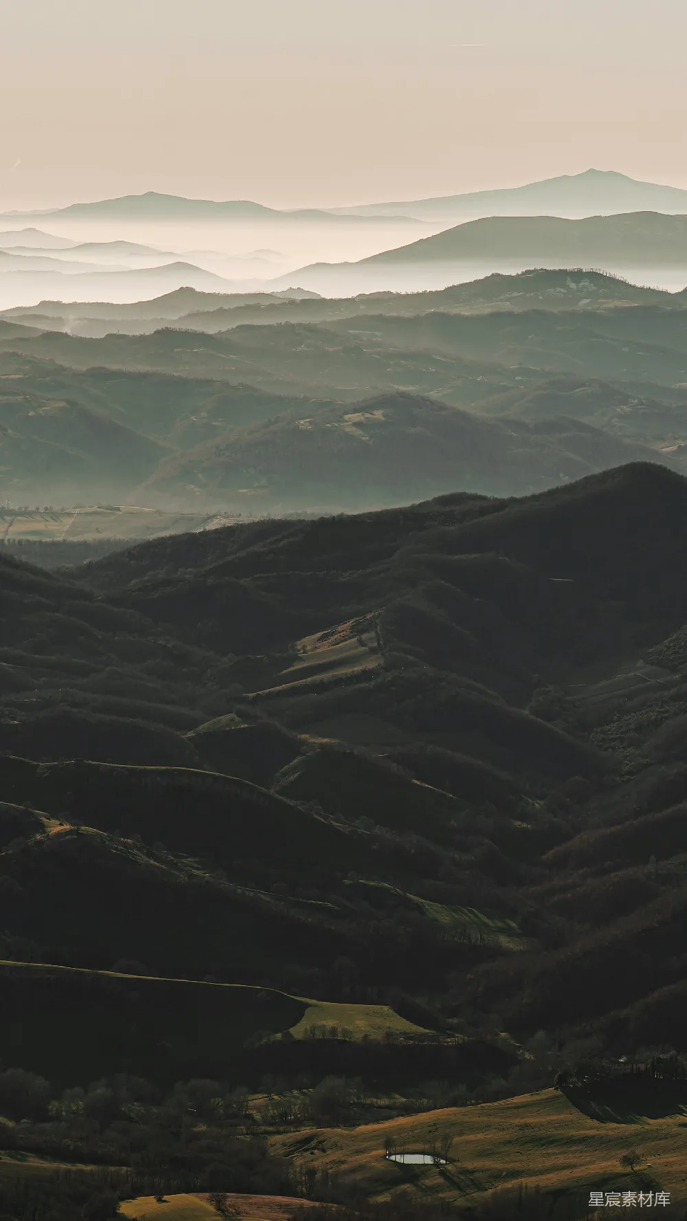 高清摄影 背景中有山的一处山谷景色