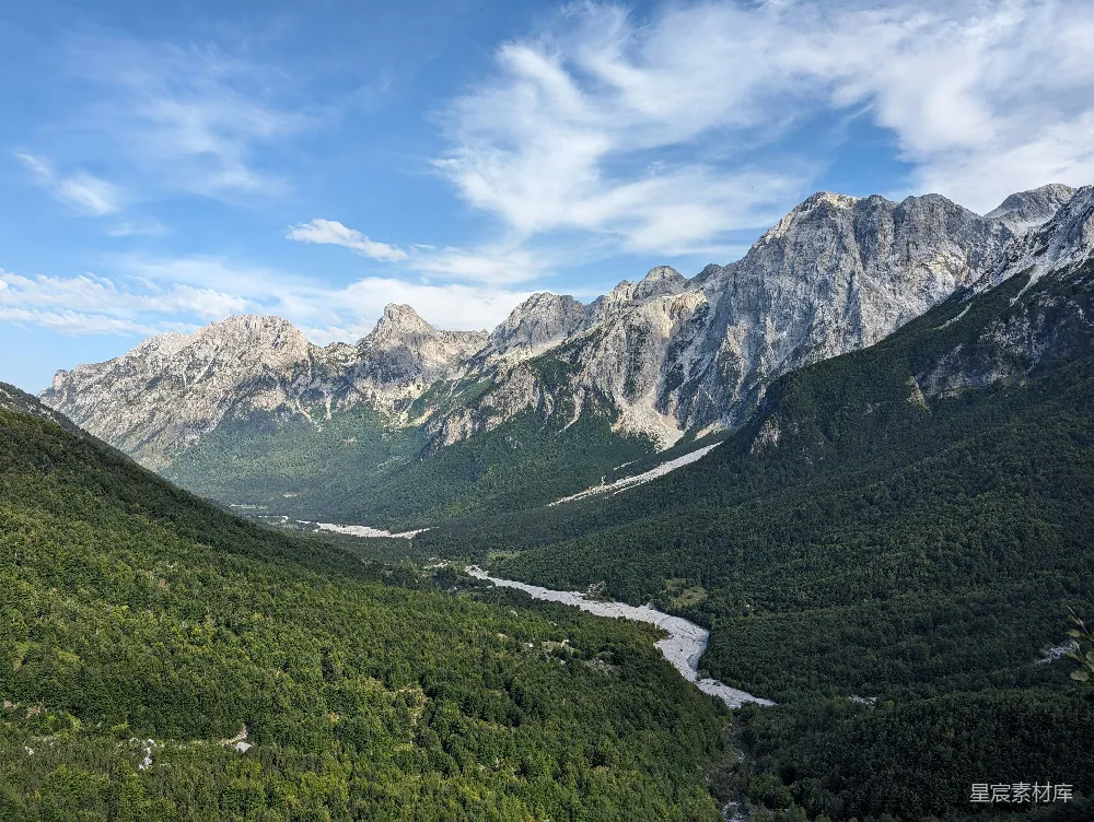 高清摄影 自然 一条山谷的风景，山间有河流穿过。