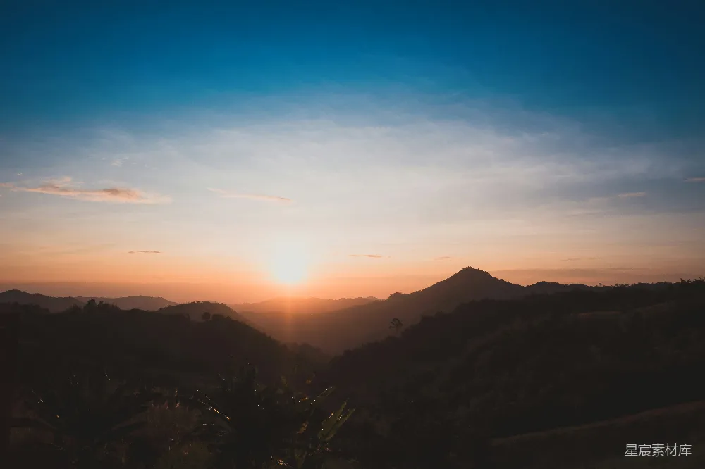 高清摄影  山峦之上夕阳西下