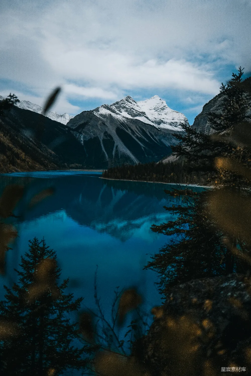 高清摄影 白天雪覆盖的山脚下的一片水域