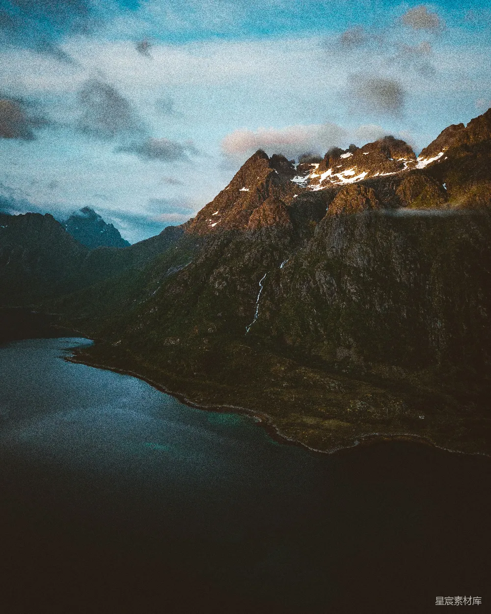 高清摄影 自然 山间的湖泊