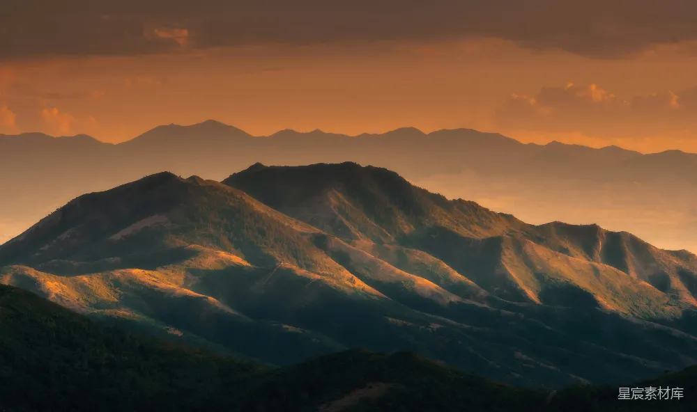高清摄影 蓝天下的黑山在白天