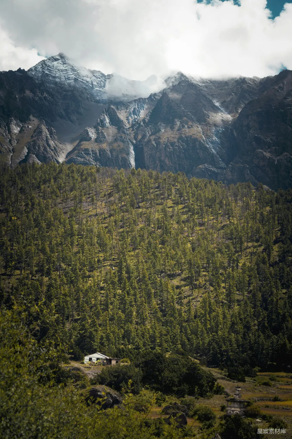 高清摄影  前景中有一座房子的山脉 ranges