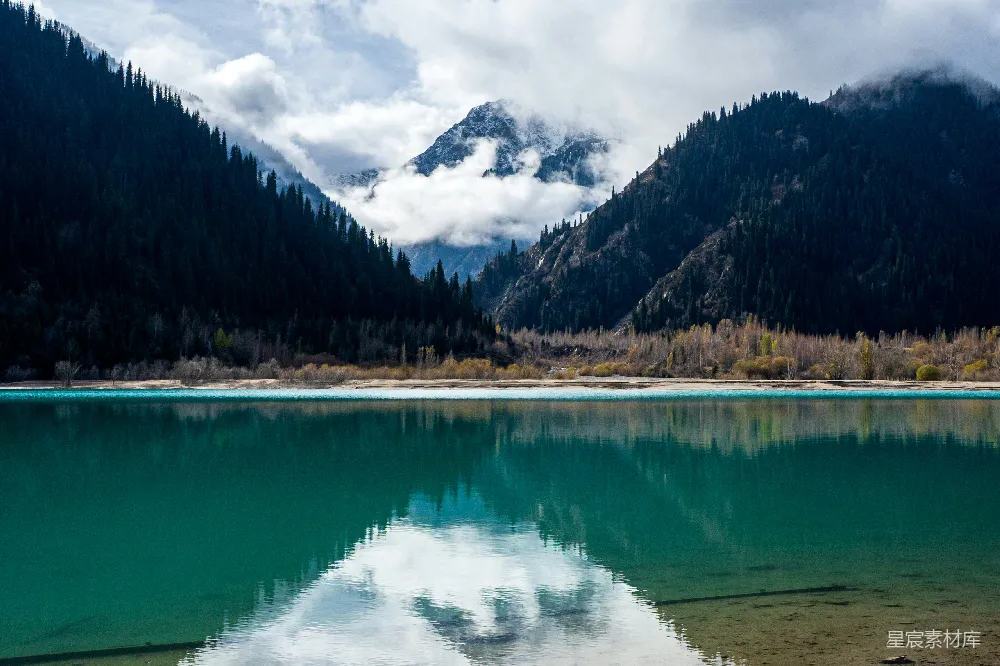 高清摄影 背景中有山的水域
