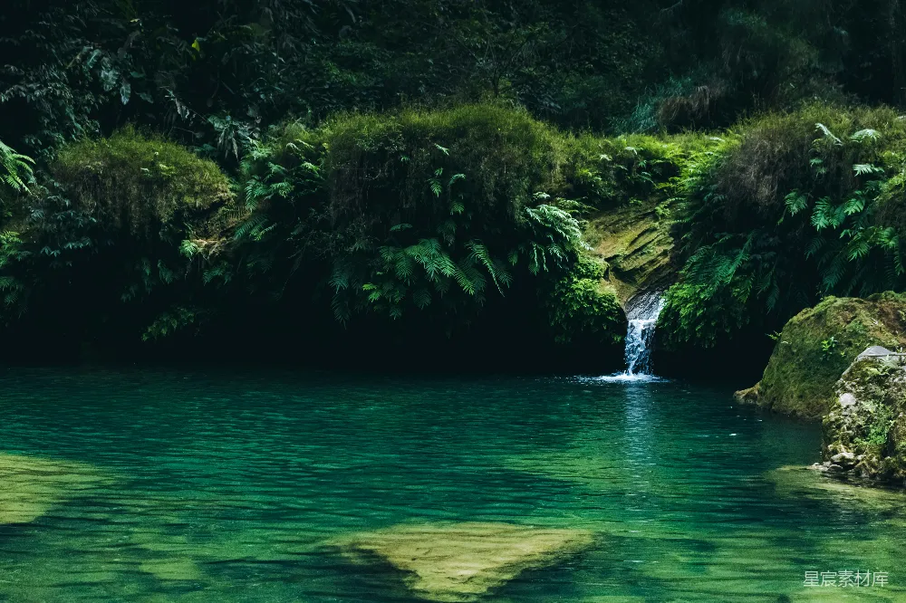 高清摄影 自然 旅行 壁纸 中间有一瀑布的水域