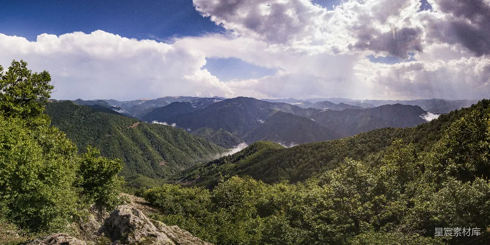 高清摄影  山峦之间的云雾景色