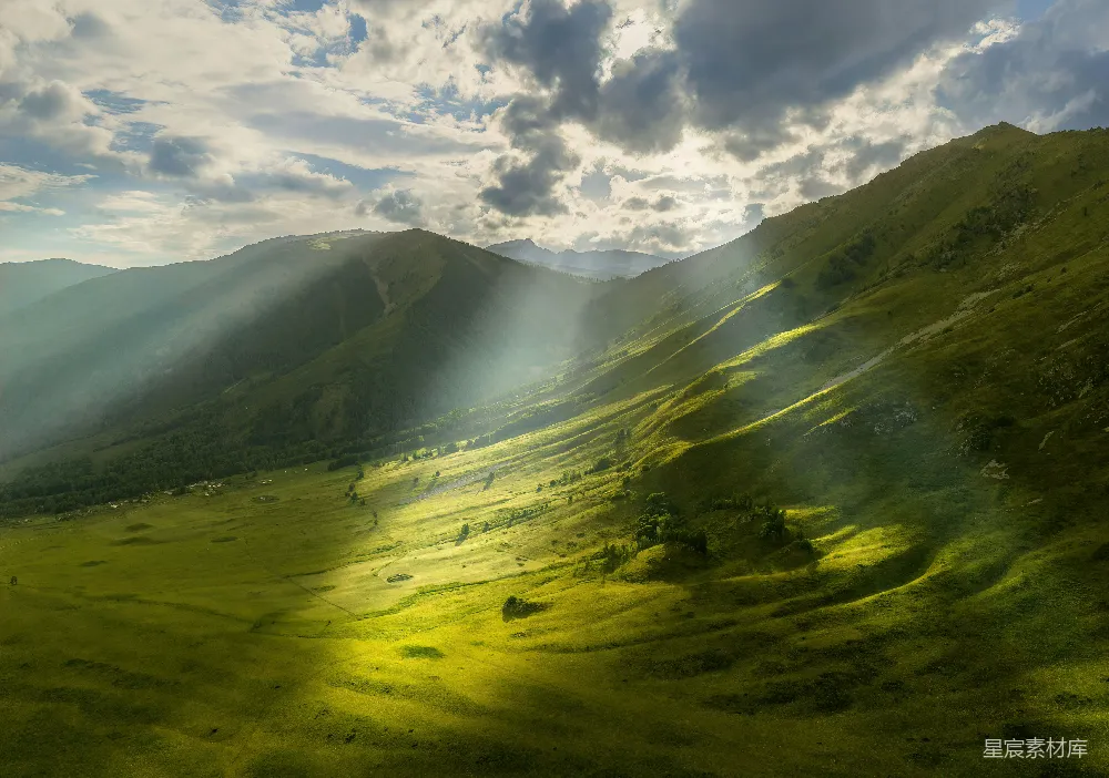 高清摄影 一个绿 hills 缭绕的山谷