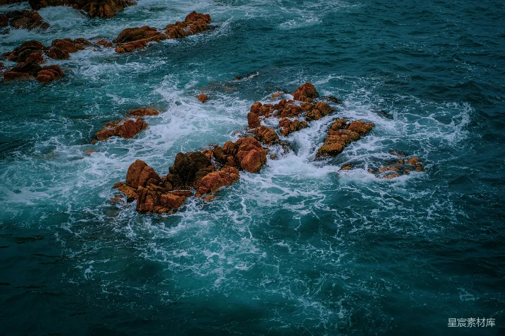 高清摄影 背景中有水面的一处岩石海岸