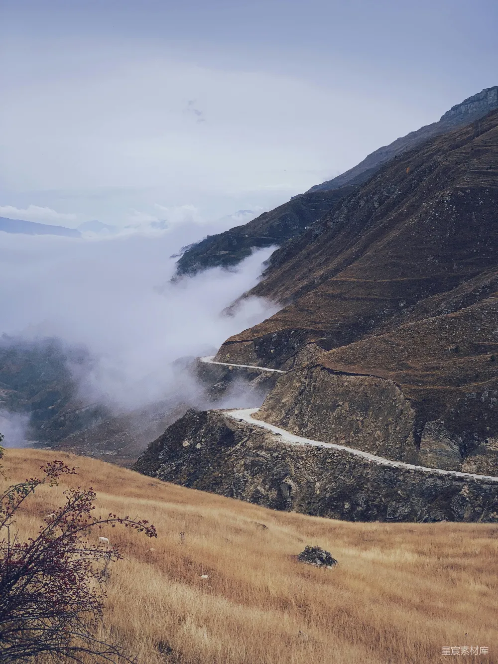 高清摄影  山间蜿蜒的道路