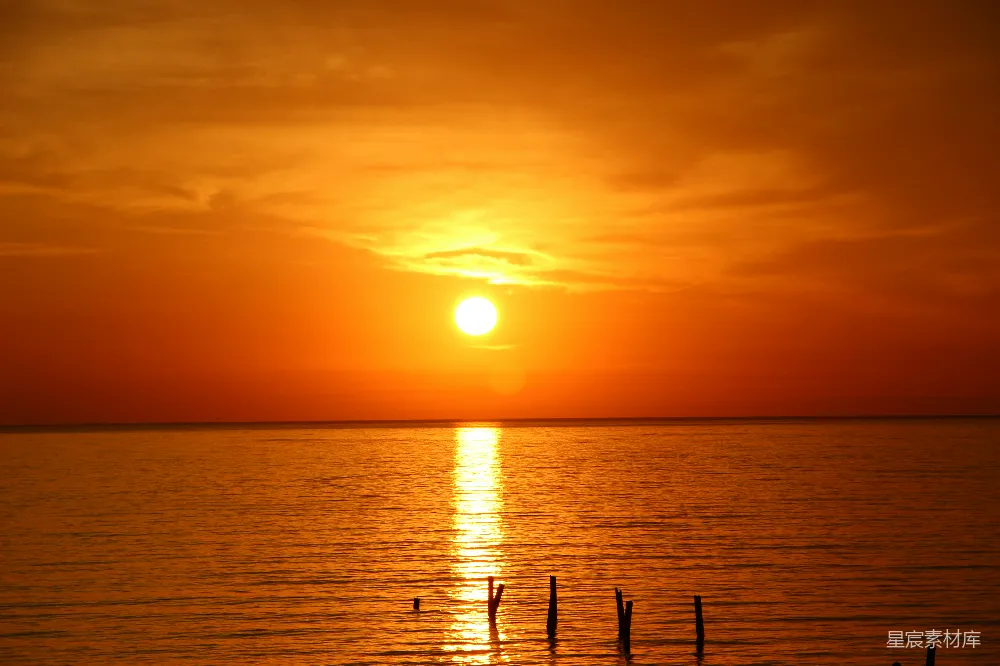高清摄影  夕阳落下一片水域之上