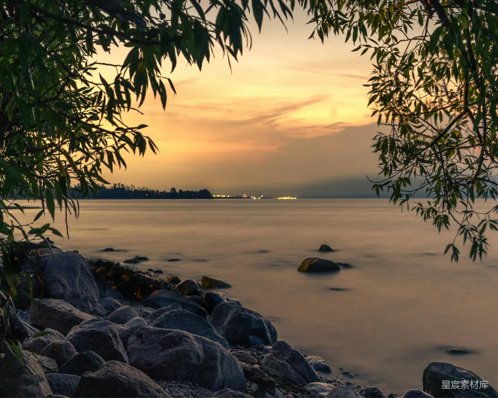 高清摄影  从岩石海岸看去的一片水域
