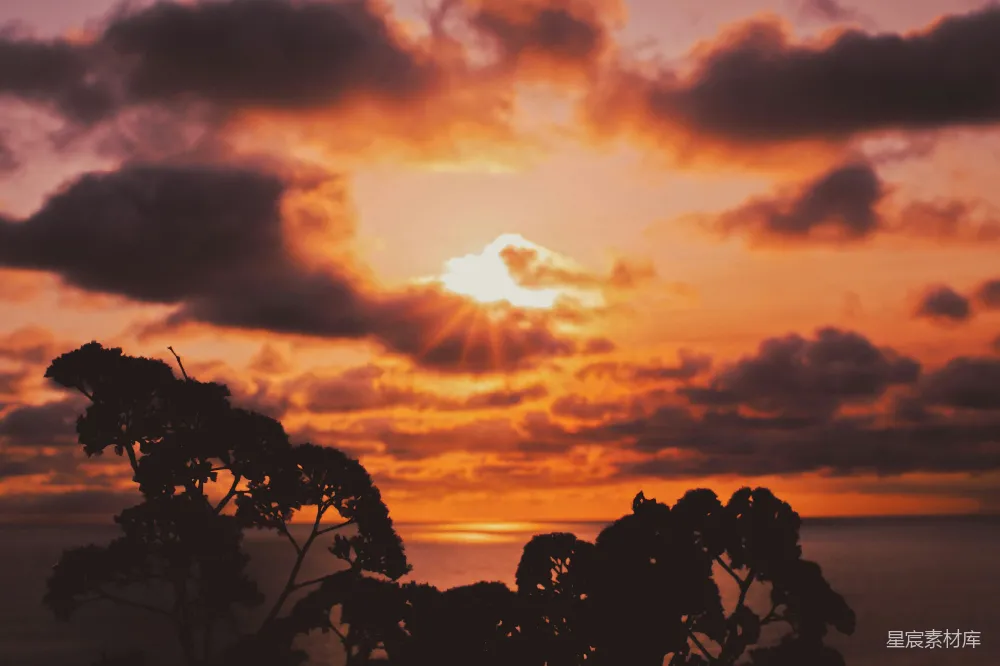 高清摄影 壁纸 自然 夕阳映照在波澜壮阔的大海上，云霞满天。