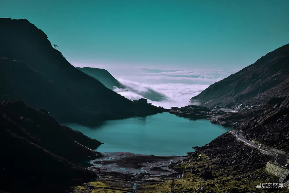 高清摄影 山和水面的空中俯瞰图