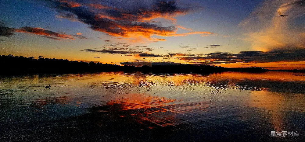 高清摄影  天边水面的夕阳与天空中的云彩