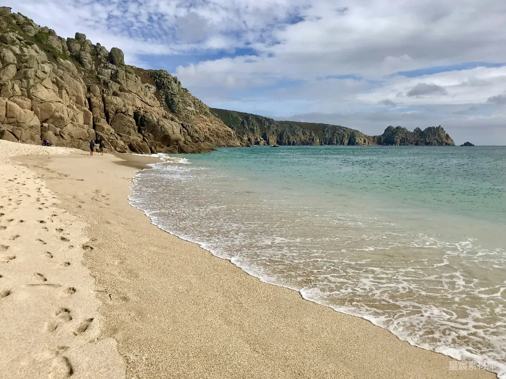 高清摄影 白天波浪起伏的海岸线
