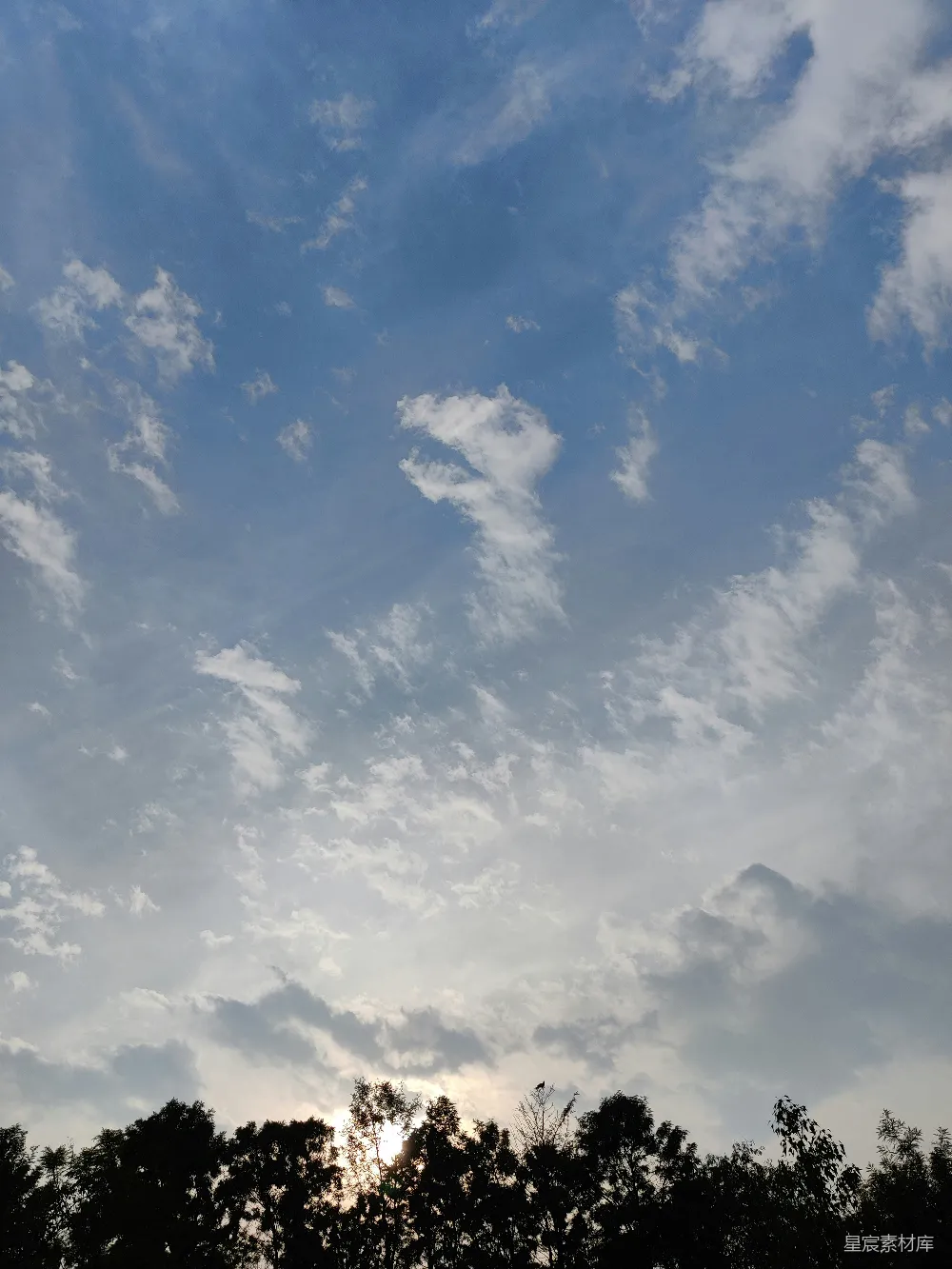 高清摄影  天空中的云层间阳光正在闪耀