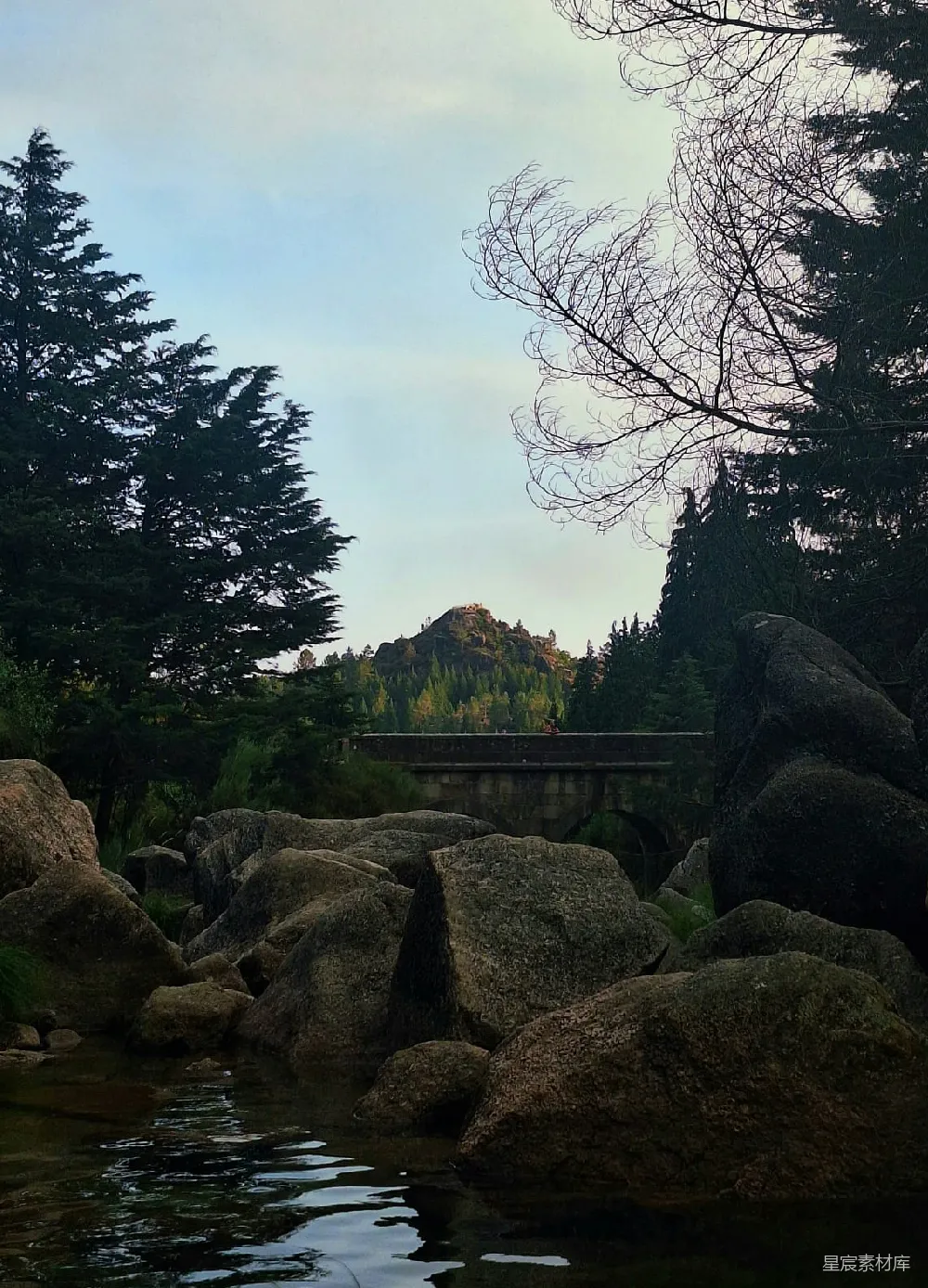 高清摄影 洛克瑞直播引领至桥与遥远的山。