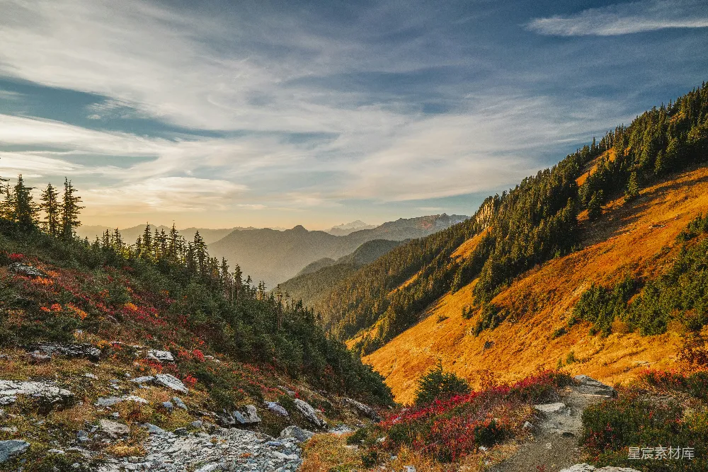 高清摄影 白云蓝天下的绿山与褐山在白天景色中