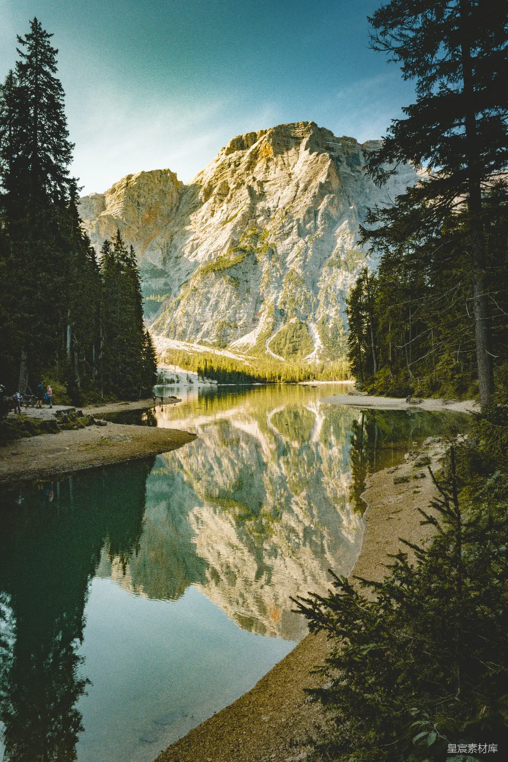 高清摄影  棕色山脉和河流的风景摄影