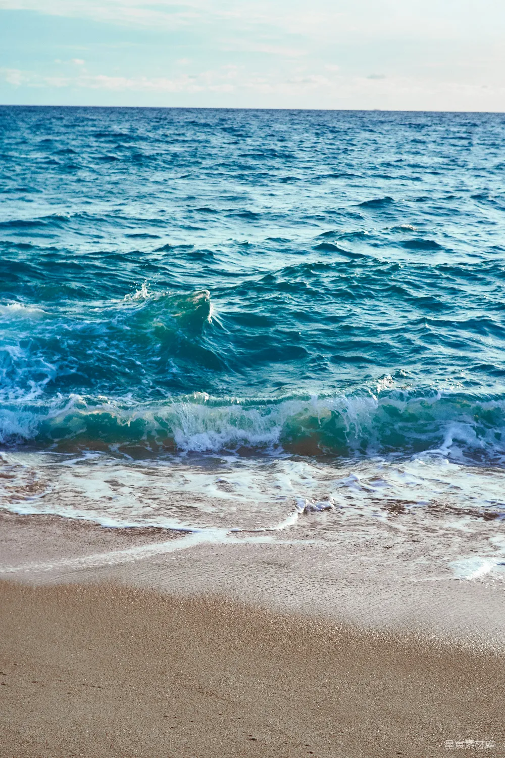 高清摄影 白天海浪拍打在岸边