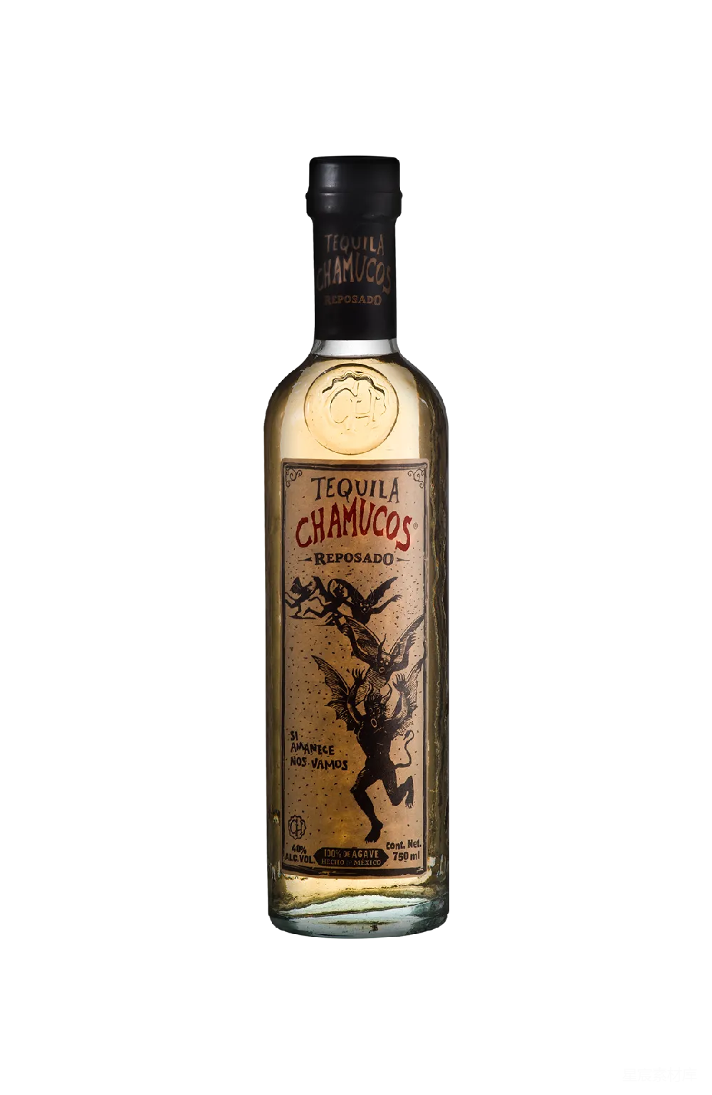 Chamucos Reposado龙舌兰酒的瓶子，标签上印有复古风格的恶魔图案和西班牙语文字，展现了墨西哥的传统文化。瓶身金色液体，标签设计独特，适合用于展示或作为墨西哥文化的一部分。