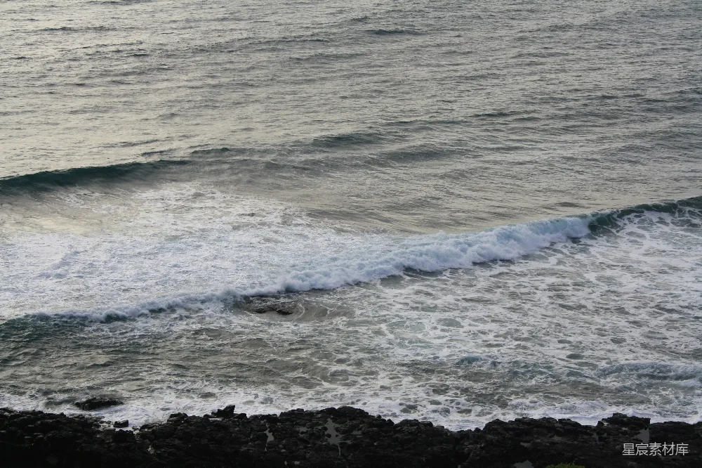 高清摄影 白天海浪拍打在海岸上