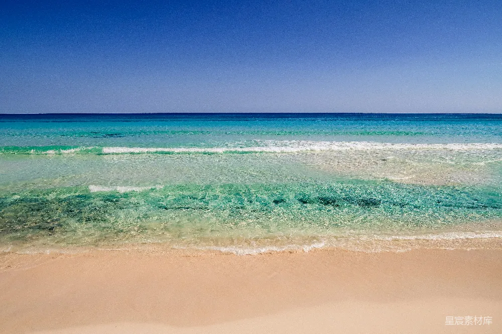 高清摄影 壁纸 旅行 自然 白天海浪拍打在海岸上