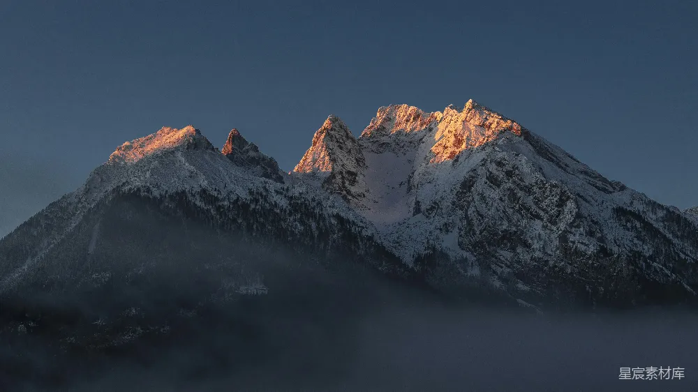 高清摄影 自然 白天蓝天下雪覆盖的山峰