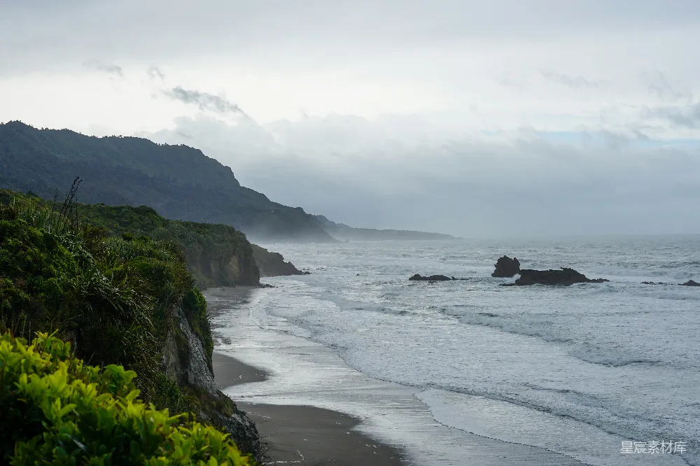 高清摄影 自然 海边的一片景象，波浪涌向岸边