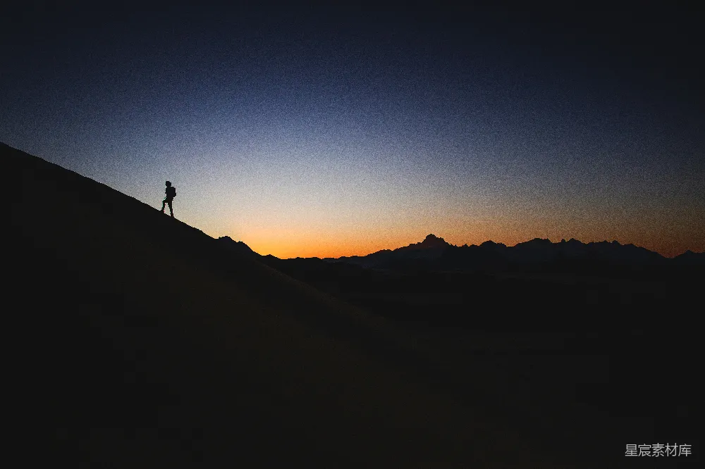 高清摄影  山顶上站立的人在夕阳西下时。