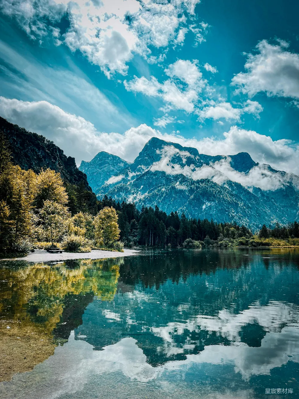 高清摄影  背景有山，天上有云的湖泊