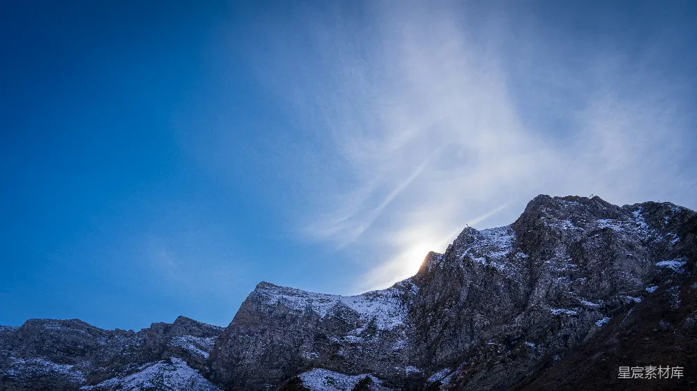 高清摄影 旅行 壁纸 自然 覆盖着白雪的山峦在蓝天之下