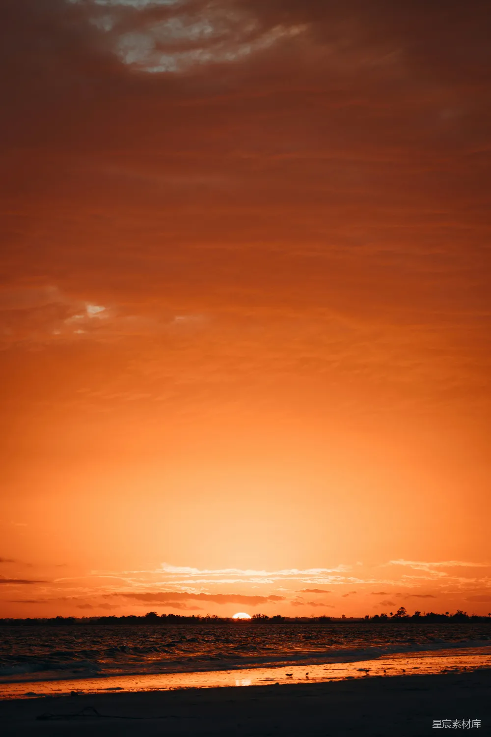 高清摄影 夕阳下的橙蓝天空