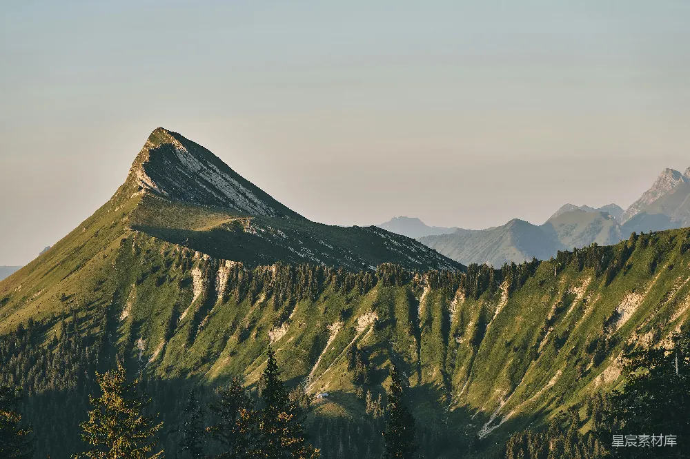 高清摄影 自然景观 山地风光 户外探险 清晨 清新 山峦间的宁静