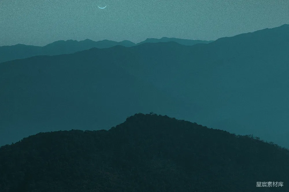 高清摄影  夜晚山的轮廓在蓝天中显现