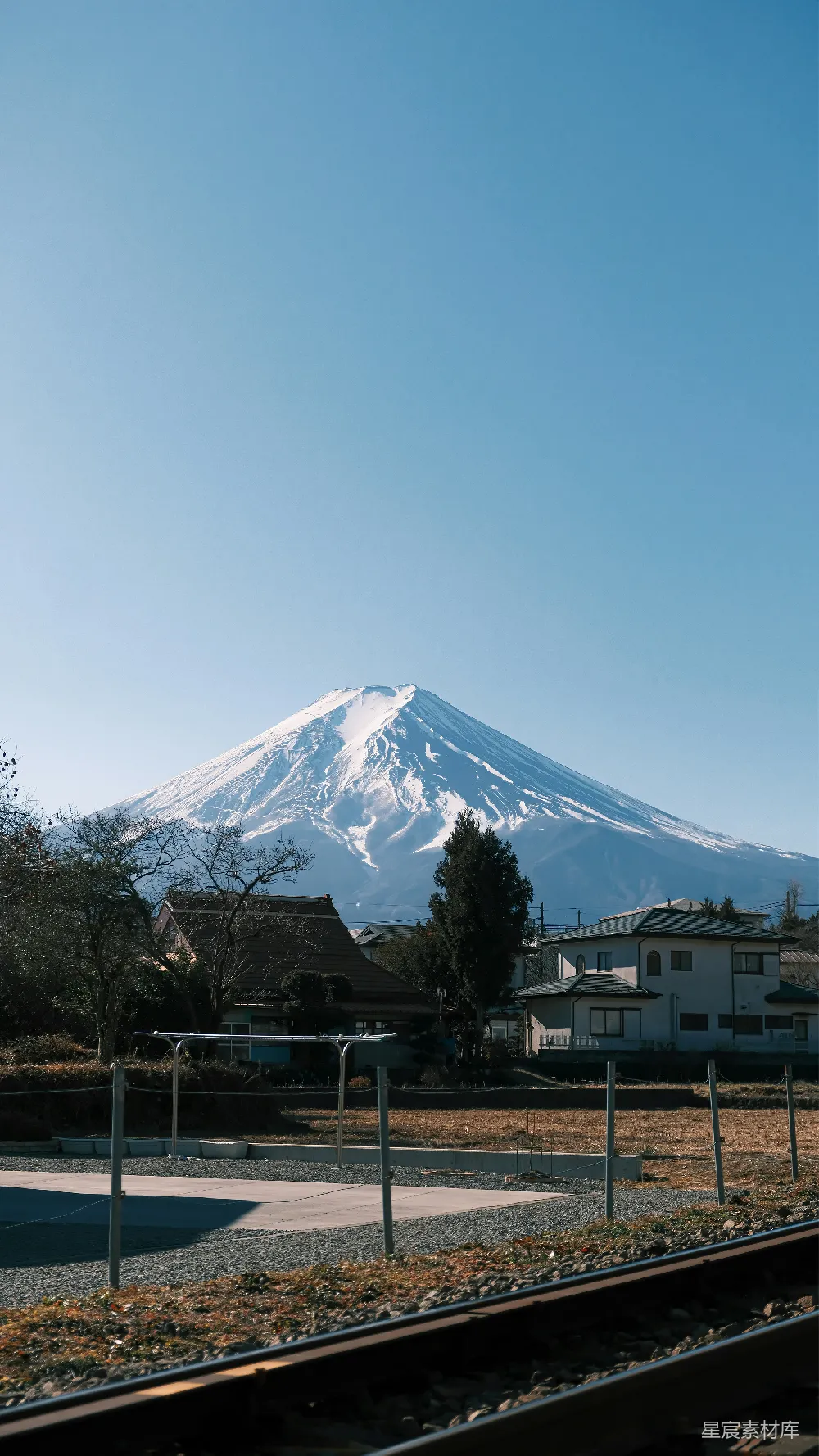 高清摄影 火车轨道旁雪山覆雪的一瞥