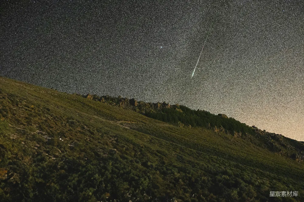 高清摄影 自然 壁纸 一架飞机在一片草坡上空飞过，夜空中星光闪烁。