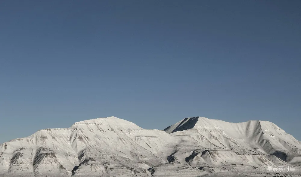 高清摄影 旅行 自然 壁纸 白雪覆盖的山峰与蓝天