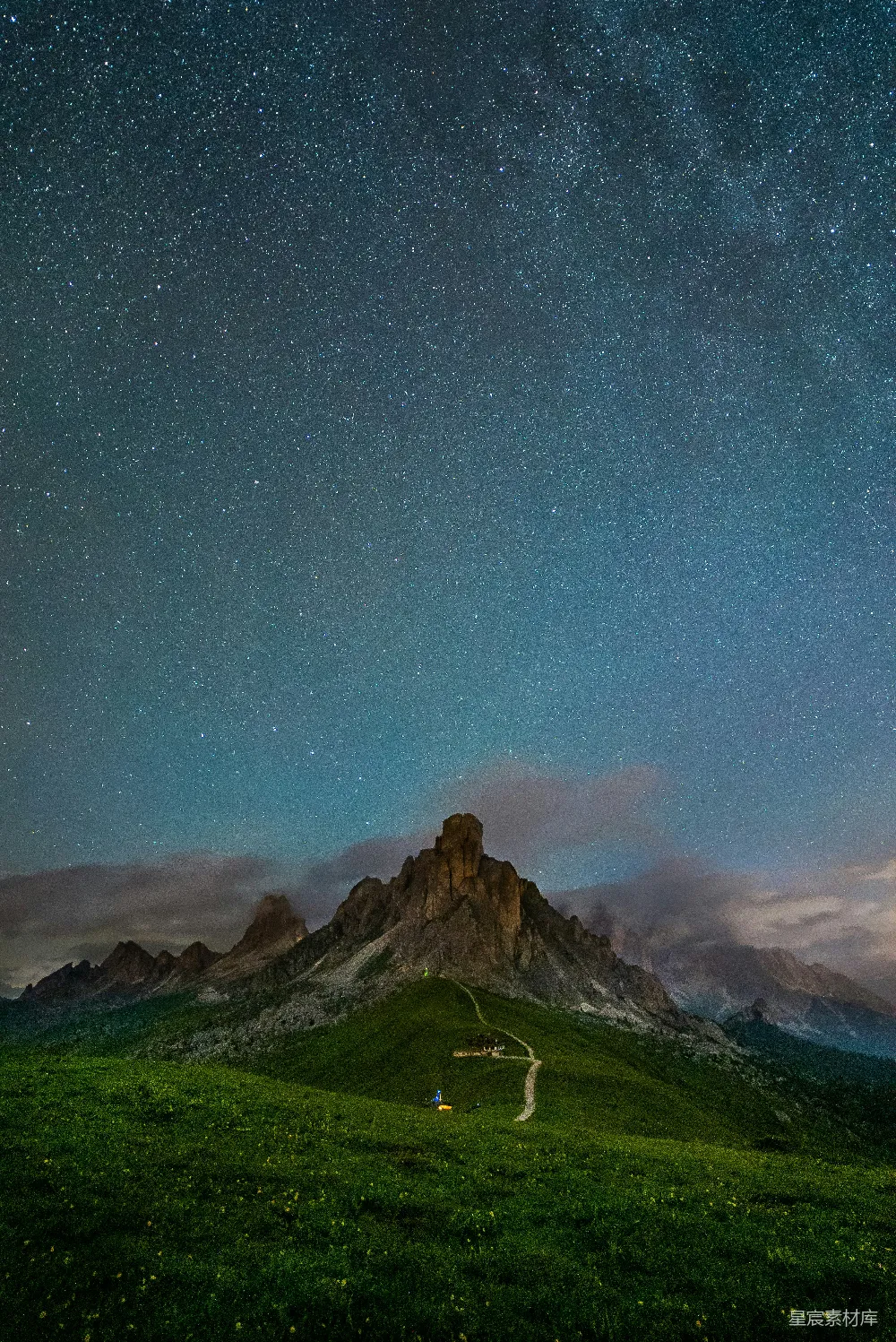 高清摄影 壁纸 自然 绿草 fields 和 山 间 星空 下