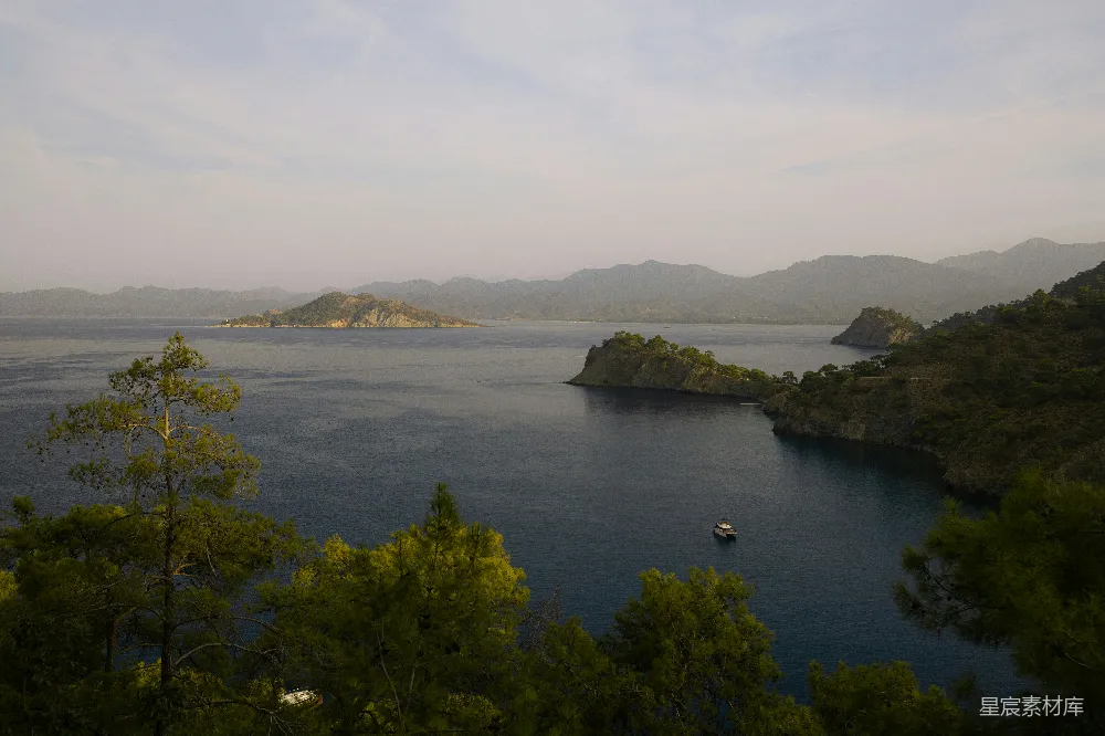 高清摄影 自然风光 宁静 山海 清晨 旅游 环绕着树木和山脉的水域