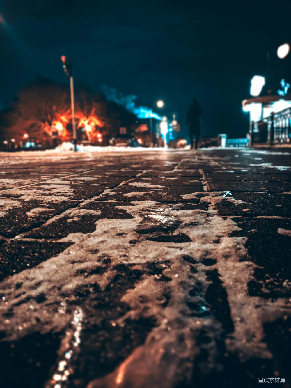 高清摄影  夜晚有水滴的棕色混凝土路