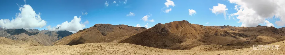 高清摄影  一幅山水图，有山峦和蓝天。