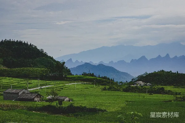 高清摄影 白天绿草地上空有乌云的景象