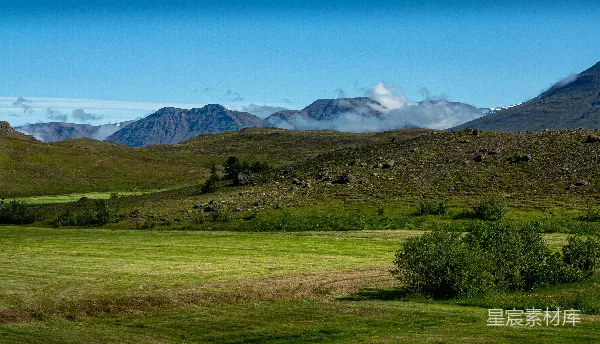 高清摄影 背景中有山的草地区域