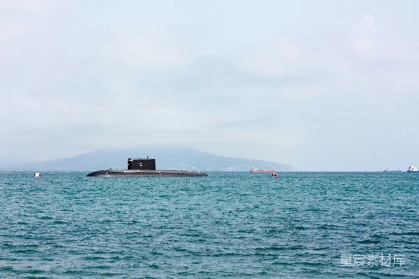 高清摄影 潜艇漂浮在一大片水体之上